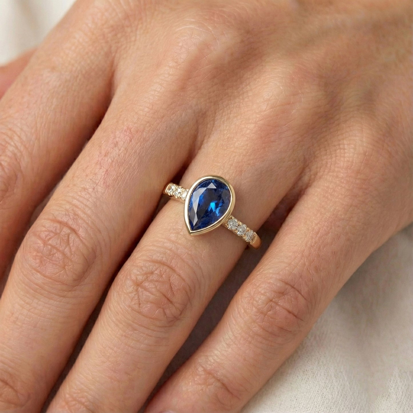 natural round sapphire 2ct watch on white background