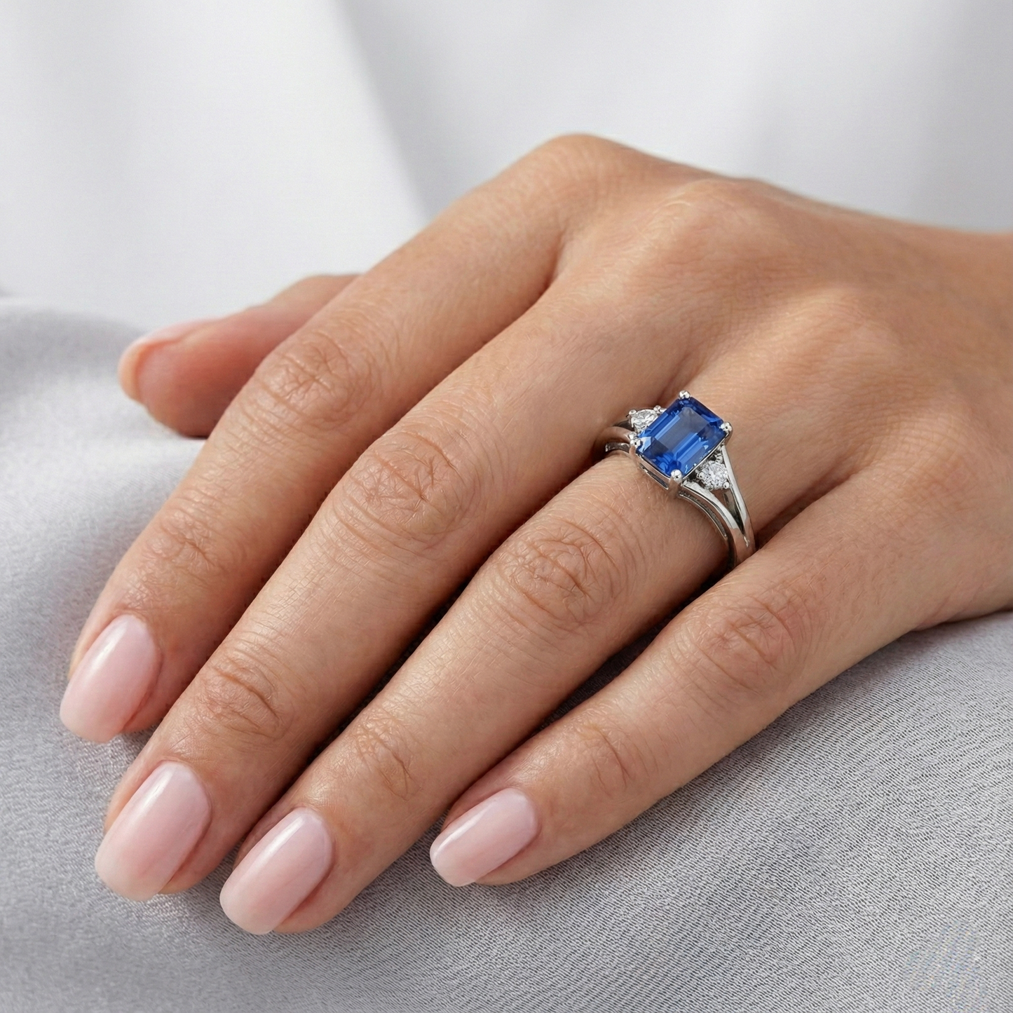Gold Three Stone Emerald Blue Sapphire Ring 2.50 Carats Split Shank