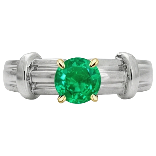 Sophisticated Emerald Gemstone Ring 2 ct – front view