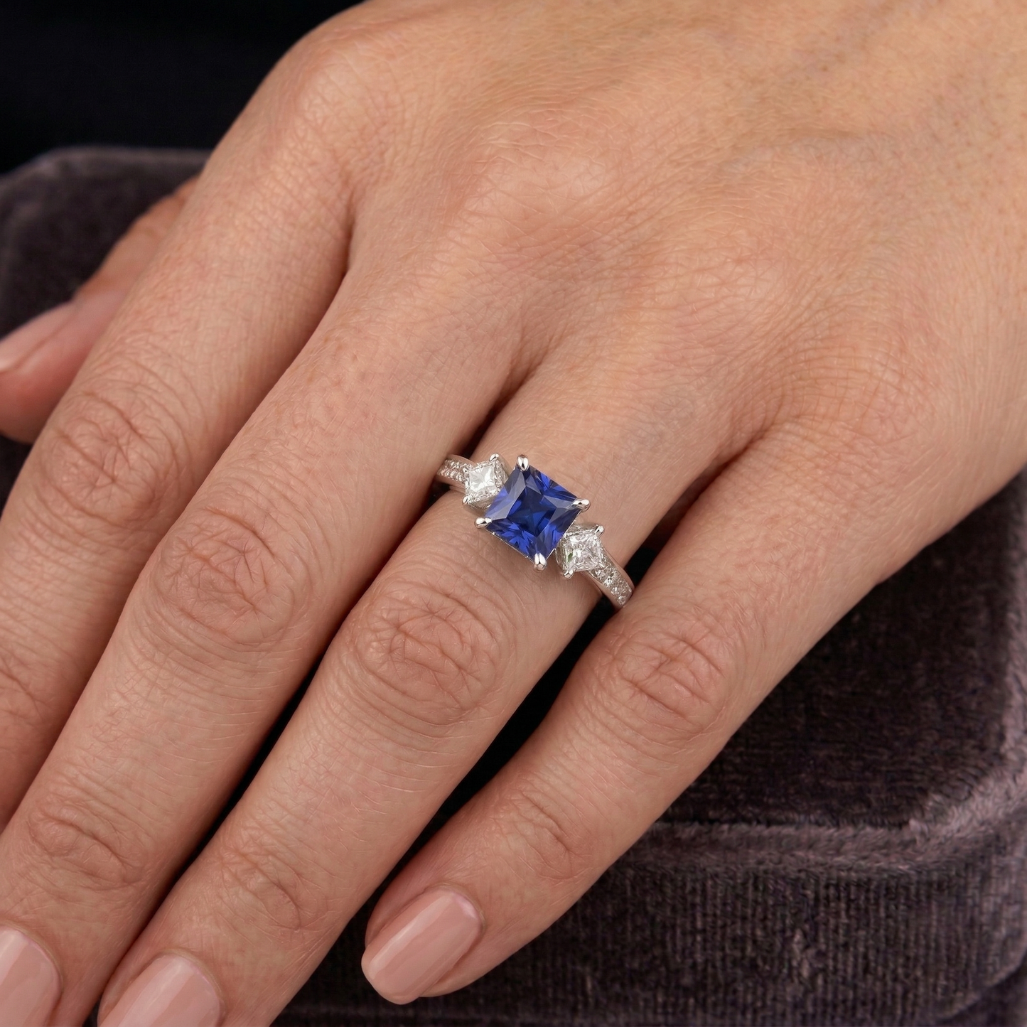 natural round sapphire 2.50ct ring on white background
