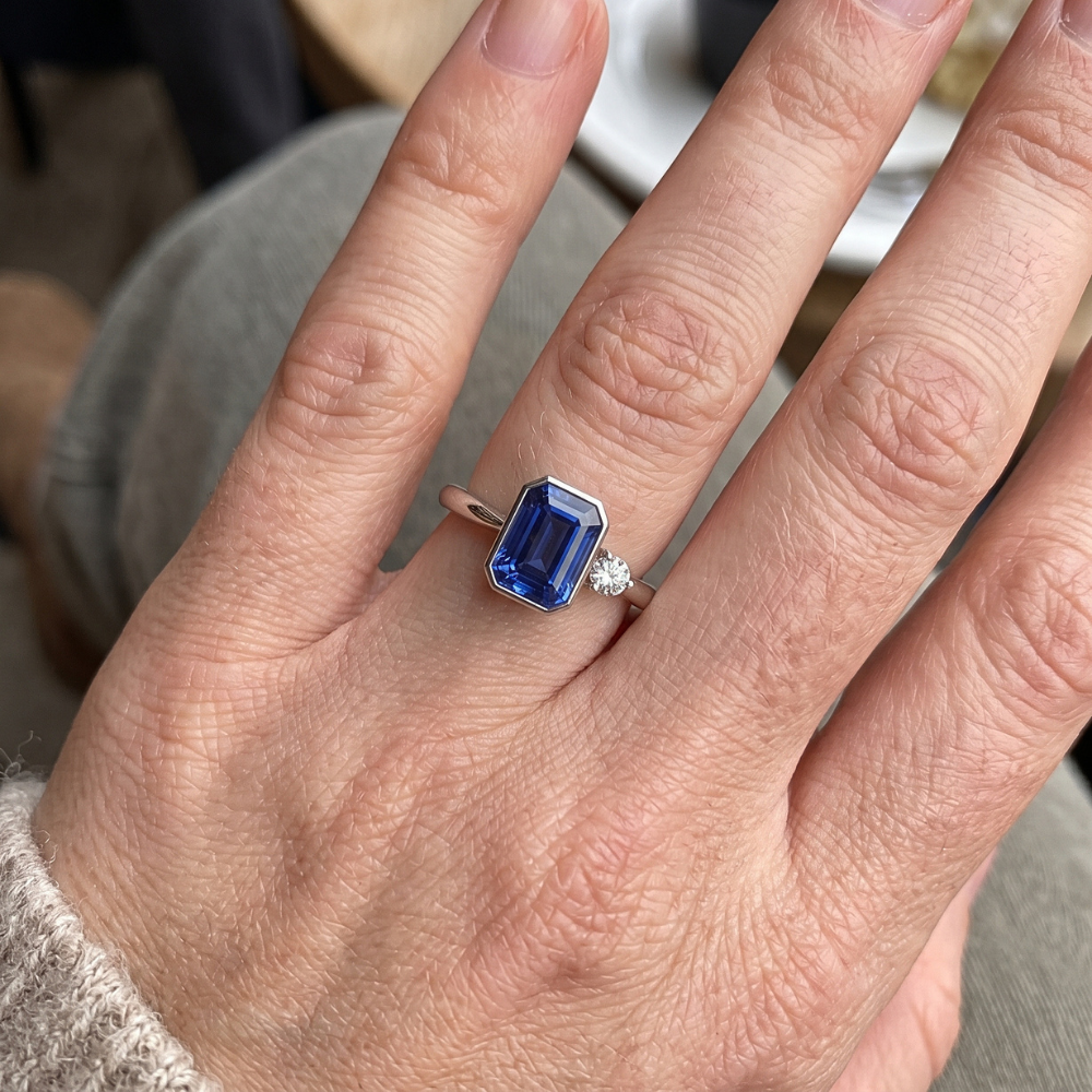 Round Natural Earth Mined Diamond Bezel Set Blue Sapphire Ring 1.75 Carats Tapered Shank