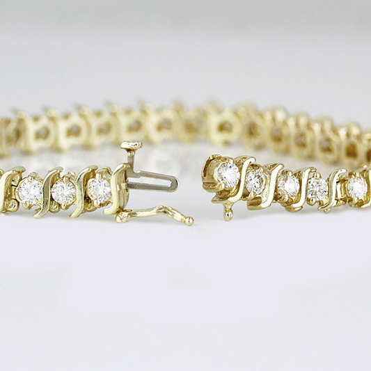 Round Cut Diamond ring in 14K Yellow Gold – front view