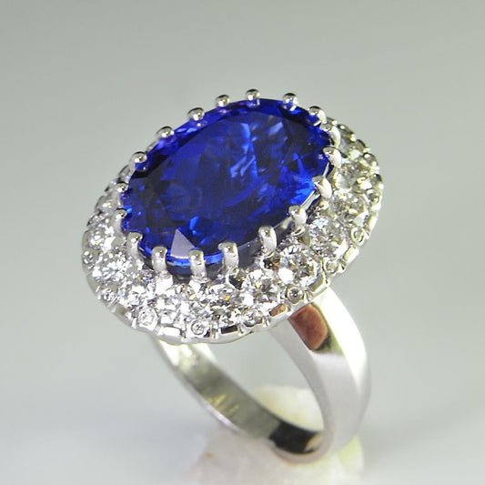 14K White Gold 15 Ct Big Tanzanite And Small Diamonds Ring New