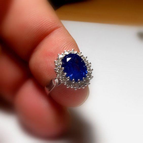 3.5 Ct Oval Shaped Ceylon Sapphire Round Diamond Ring White Gold 14K