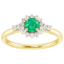 natural round emerald 1.50ct ring close up detail