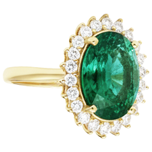 natural round emerald 11ct ring close up detail