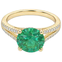 natural round emerald 2.30ct ring close up detail