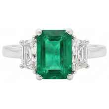 natural emerald 2.50ct ring close up detail