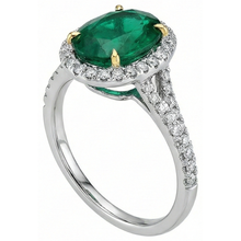 natural round emerald 3ct ring close up detail