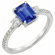 natural emerald sapphire 4.25ct ring close up detail