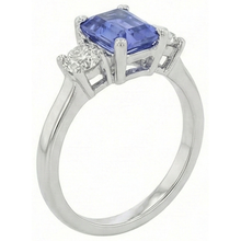 natural emerald sapphire 2.50ct ring close up detail