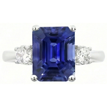 natural emerald sapphire 4.50ct ring close up detail