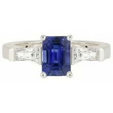 natural emerald sapphire 2.50ct ring close up detail