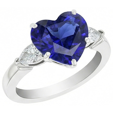 natural pear sapphire 4ct ring close up detail