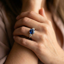 natural round sapphire 4ct ring band detail