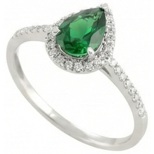 natural round emerald 4.50ct ring close up detail