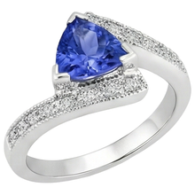 natural round tanzanite 7.25ct ring close up detail
