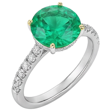 Shimmering Fine Emerald Precious Stone Ring 3.50 ct – angle view