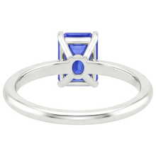 natural emerald sapphire 3ct ring close up detail