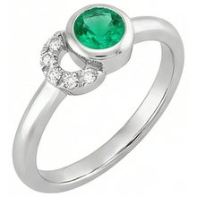 Shimmering Fine Emerald Precious Stone Ring 1 ct – front view