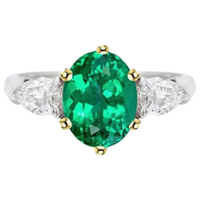 Oval Cut Colombian Emerald ring in 14K Two Tone Gold – side view