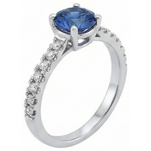 natural round sapphire 3.30ct ring close up detail