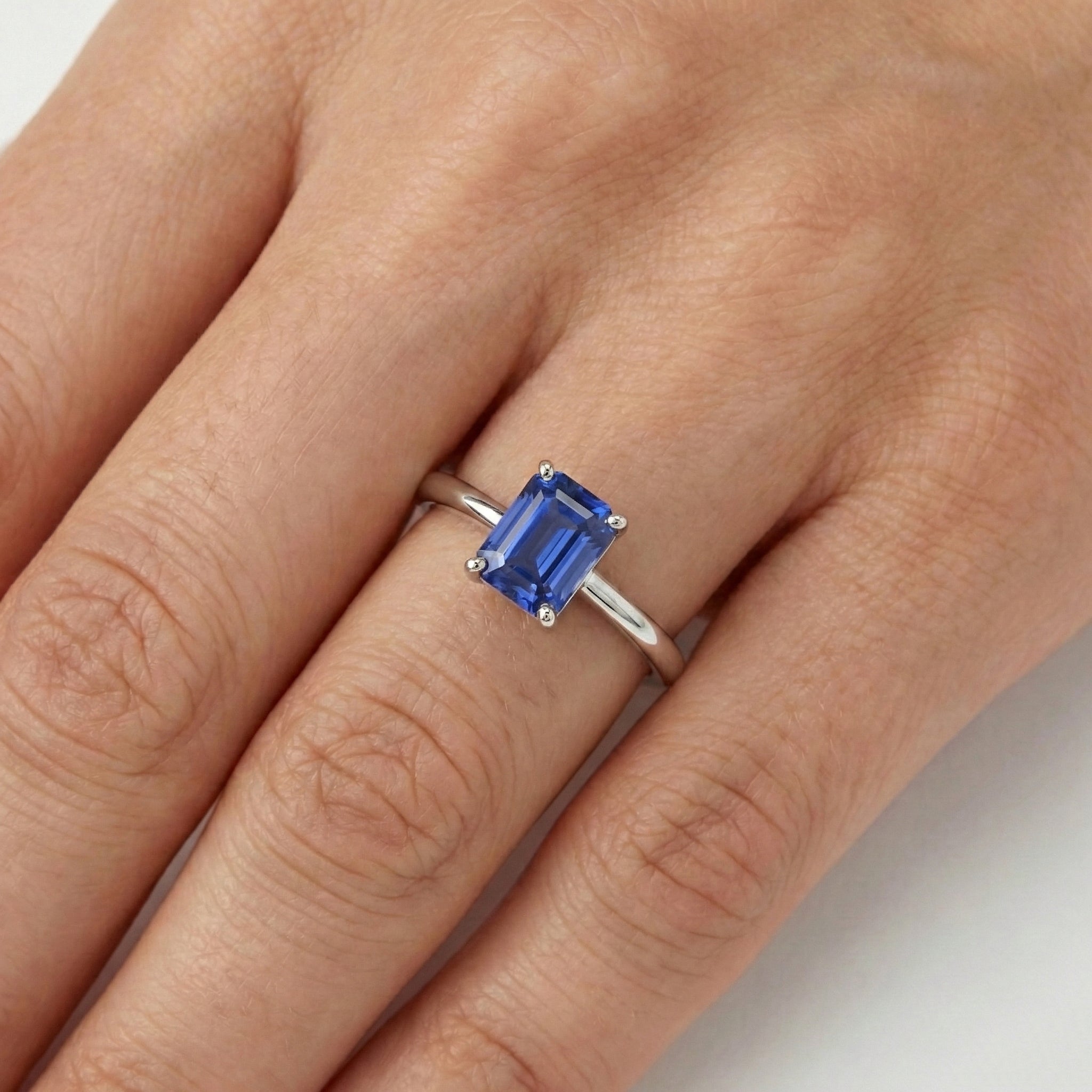 natural emerald sapphire 1.50ct ring on white background