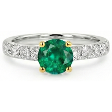 Sophisticated Colombian Emerald Gemstone Ring 2 ct – angle view