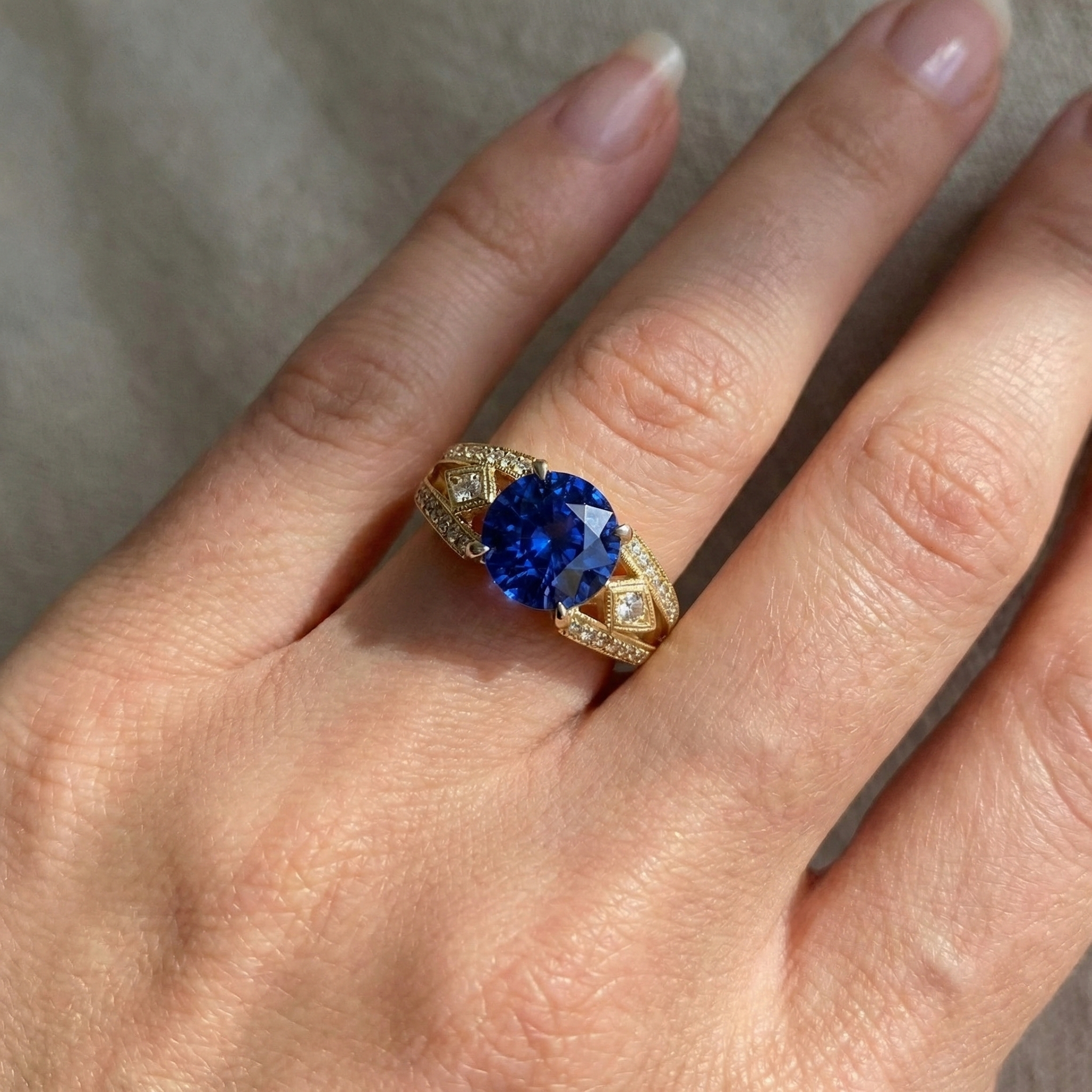 natural round sapphire 3.76ct ring on white background