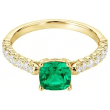 Cushion Emerald ring in 14 Karat Yellow Gold – angle view