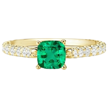 Cushion Emerald ring in 14 Karat Yellow Gold – front view