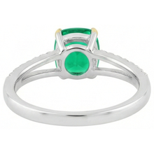 Oval Emerald ring in Two-Tone 14K Gold – detail view