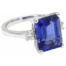 natural round sapphire 3ct ring close up detail