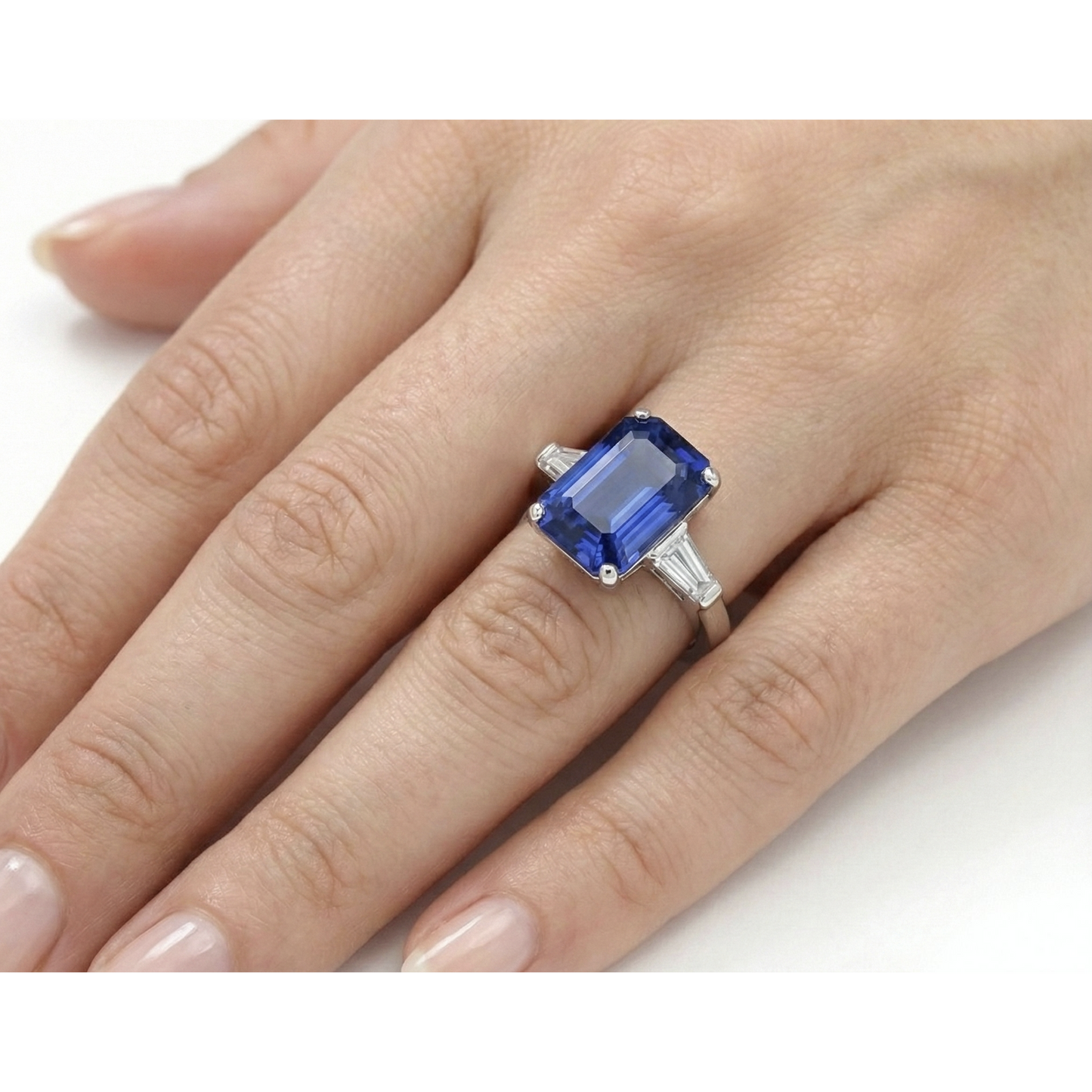 natural emerald sapphire 4.50ct ring on white background