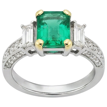 Exquisite Fine Emerald Gemstone Ring 2 ct – front view