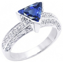 natural round sapphire 3ct ring close up detail