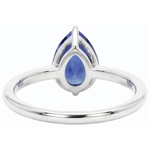 natural round sapphire 3ct ring close up detail