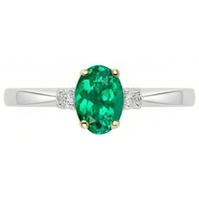 Oval Fine Emerald ring in 14 Karat Two Tone Gold – profile view