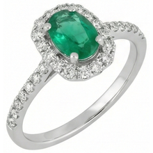 natural round emerald 5.25ct ring close up detail