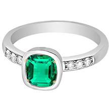 Earth-Mined Fine Emerald Precious Stone Ring – front view