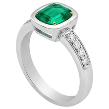 Designer Fine Emerald Precious Stone Ring 2.50 ct – angle view