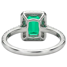 Real Colombian Emerald Gemstone Ring – detail view
