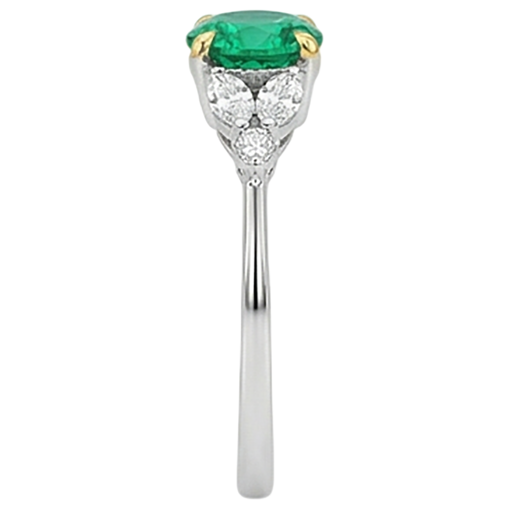 High-End Fine Emerald Colored Stone Ring 2 ct – top view
