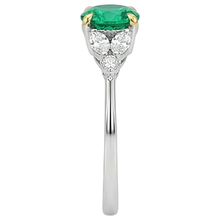 High-End Fine Emerald Colored Stone Ring 2 ct – top view