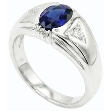 natural round sapphire 1.25ct ring close up detail