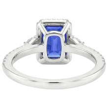 natural emerald sapphire 4.25ct ring close up detail