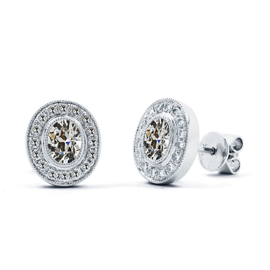 Antique Cushion Fine Diamond ring in 14 Karat White Gold – main view
