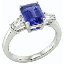 natural emerald sapphire 2.50ct ring close up detail