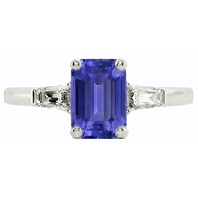 natural emerald sapphire 2.50ct ring on white background
