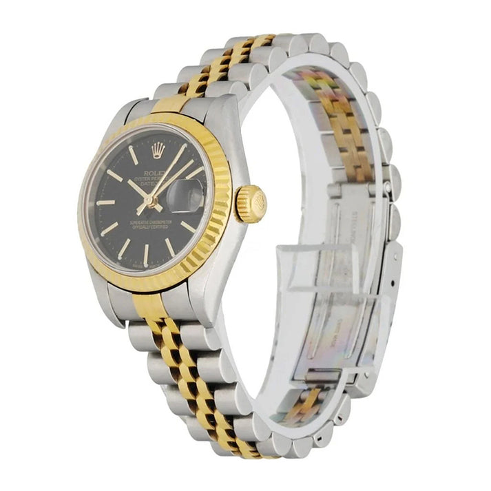 Gemstone ring in Gold – angle view